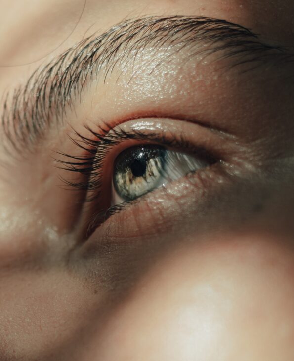 image pure Jeune femme avec de la crème hydratante sur le visage